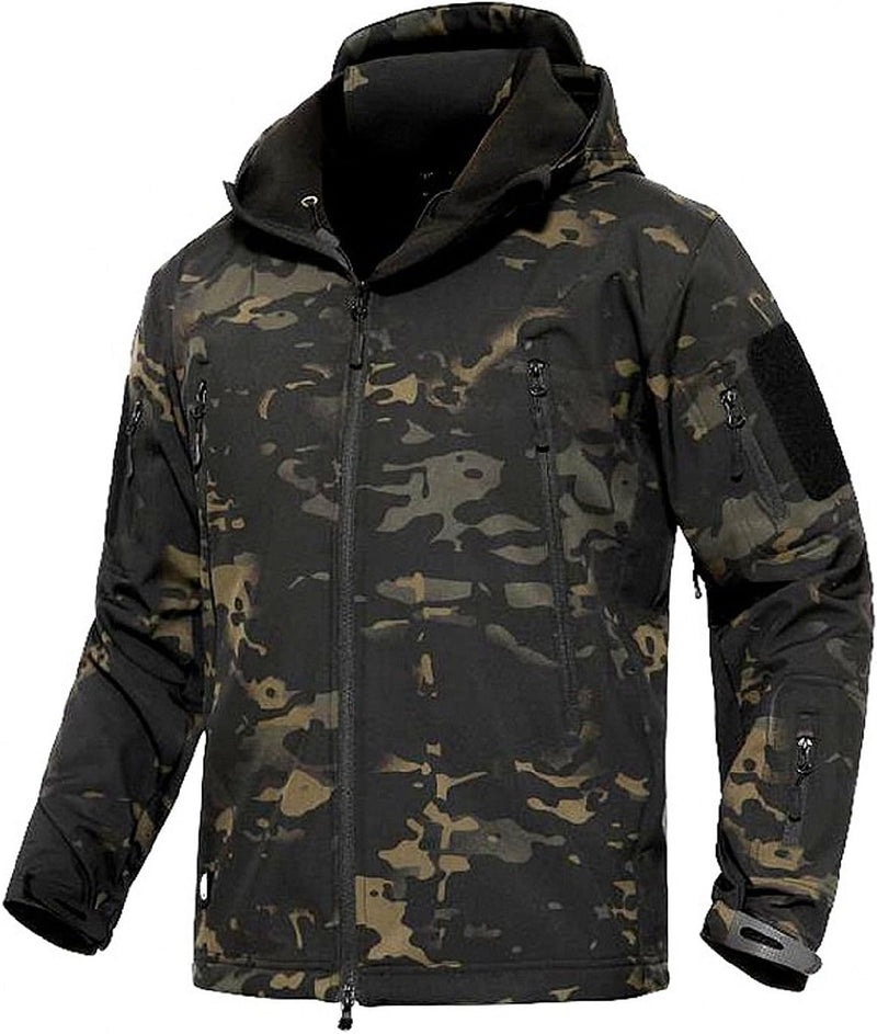 Laad afbeelding in Galerijviewer, De Camouflage tactische heren softshell jas biedt een robuuste stijl met een capuchon, rits aan de voorkant en meerdere zakken met rits op de borst, armen en zijkanten. Deze gedragen jas is uw perfecte metgezel voor comfort tijdens elk outdooravontuur.
