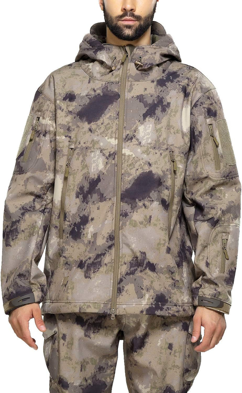 Laad afbeelding in Galerijviewer, Een persoon draagt een Camouflage tactische heren softshell jas, met het gezicht naar voren. Deze versleten jas, met een capuchon en meerdere zakken met rits, verbetert de bruikbaarheid en het comfort.
