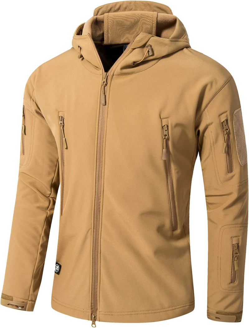Laad afbeelding in Galerijviewer, Het camouflage tactische softshelljack voor heren is perfect voor buitenavonturen. Het heeft een bruine capuchon, meerdere ritsen op de borst en mouwen en een logopatch aan de linker onderkant. Het jack combineert stijl en functionaliteit voor veelzijdig gebruik.
