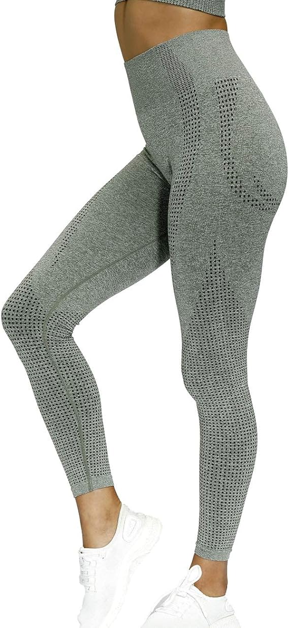 Laad afbeelding in Galerijviewer, Een persoon in zijprofielpositie draagt grijze getextureerde leggings met hoge taille en witte sneakers, wat het comfort van duurzame stof benadrukt, perfect met de &quot;Zie er geweldig uit en voel je geweldig in deze 3-delige yoga workoutset!.
