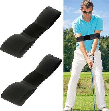Een man in een blauw shirt en witte broek zwaait sierlijk met een golfclub, waarbij hij een zwarte armband uit de 