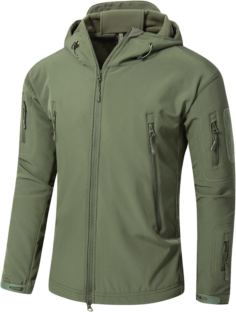 Laad afbeelding in Galerijviewer, De Camouflage tactische heren softshell jas, ontworpen voor veelzijdigheid en stijl met meerdere zakken met rits en trekkoorden, wordt vanaf de voorkant afgebeeld op een effen witte achtergrond, wat de robuuste uitstraling benadrukt.
