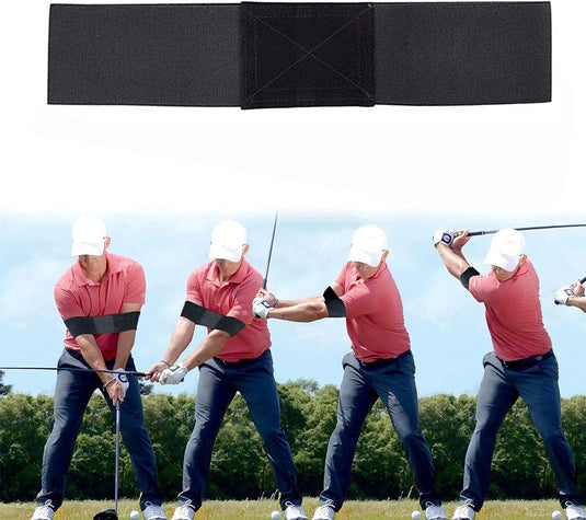 Een golfer in een rood shirt demonstreert een swing, waarbij hij een zwarte houdingcorrectieband gebruikt om de armpositie te behouden. Een heldere lucht en een boomgrens vormen de achtergrond, wat de kunst van 