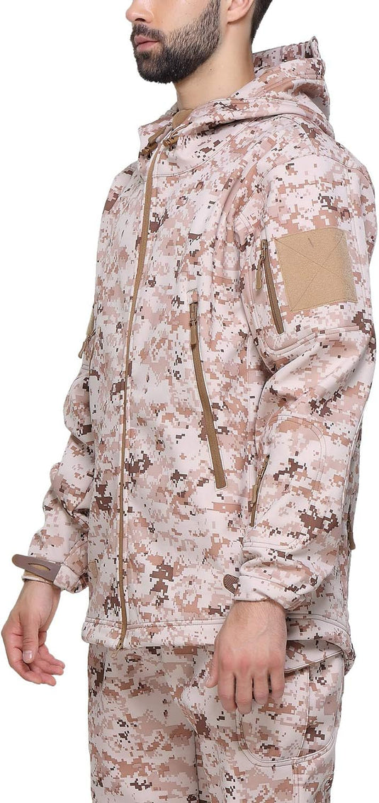 Een persoon staat in profiel aan de linkerkant, met een hooded desert camo jas. Deze Camouflage tactische heren softshell jas is stijlvol en functioneel, met meerdere ritsen en zakken voor gemak, waardoor het de perfecte metgezel is voor outdoor avonturen.