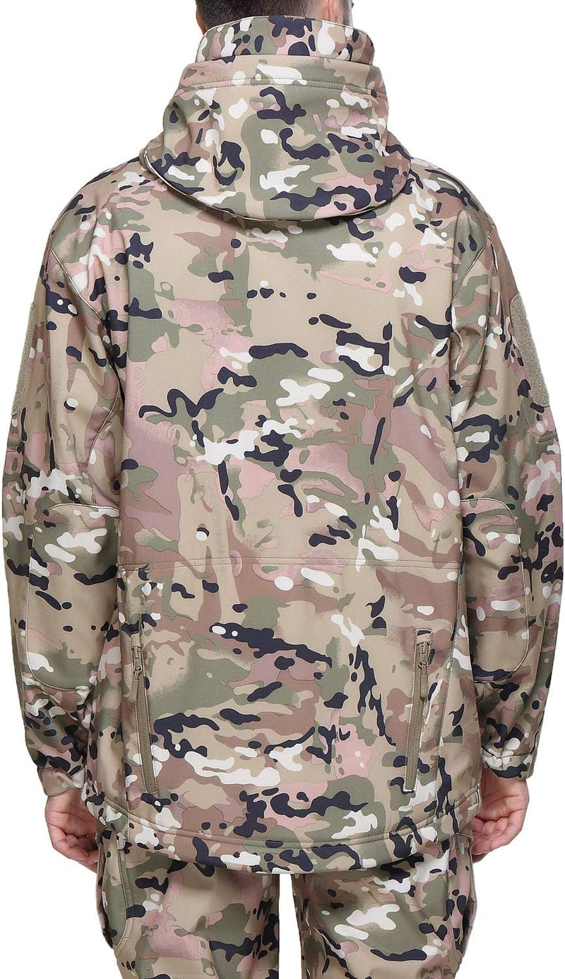 Laad afbeelding in Galerijviewer, Een persoon gezien vanaf de rug, gekleed in een camouflage tactische heren softshell jas en broek in een mix van groene, bruine en beige tinten.
