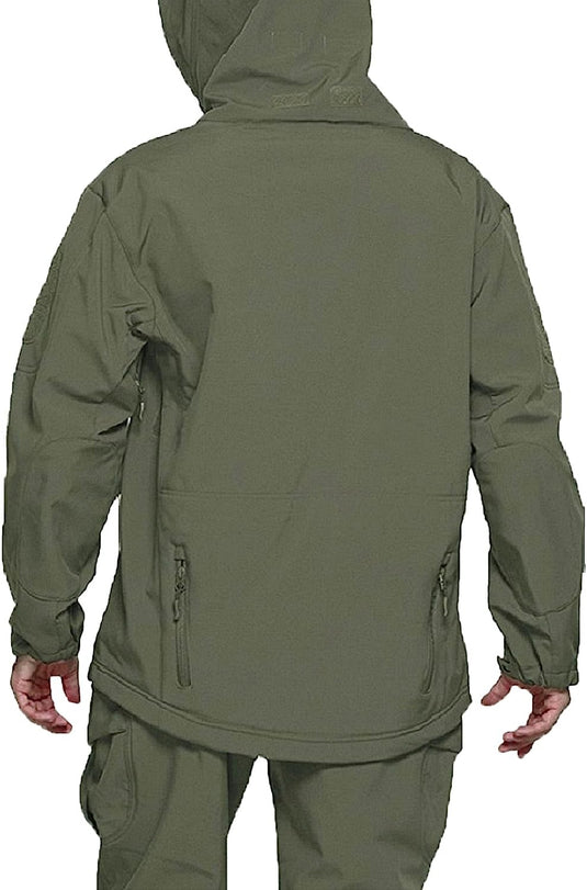De persoon draagt een olijfgroene capuchonjas en bijpassende broek, gezien van achteren. De camouflage tactische heren softshell jas biedt ritsen aan de zijkant voor extra bewegingsvrijheid.