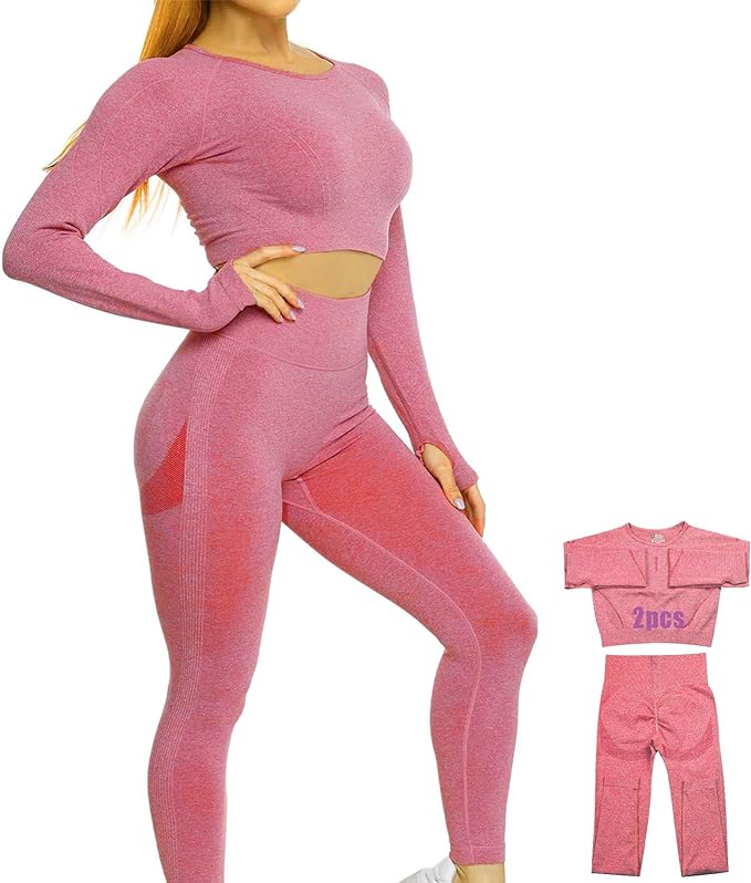 Laad afbeelding in Galerijviewer, Iemand draagt een roze 3-delige yogaset uit de &#39;Zie er geweldig uit en voel je geweldig in deze 3-delige yoga workoutset&#39;, inclusief een crop top met lange mouwen en een legging met hoge taille gemaakt van vaste stof. Een kleinere afbeelding toont de set afzonderlijk ingedeeld.
