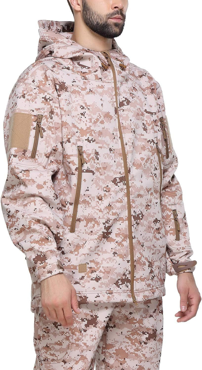 Laad afbeelding in Galerijviewer, Een persoon staat tegen een effen achtergrond en draagt een jas met capuchon en een broek met een digitaal camouflagepatroon dat lijkt op de Camouflage tactische heren softshell jas voor extra comfort.
