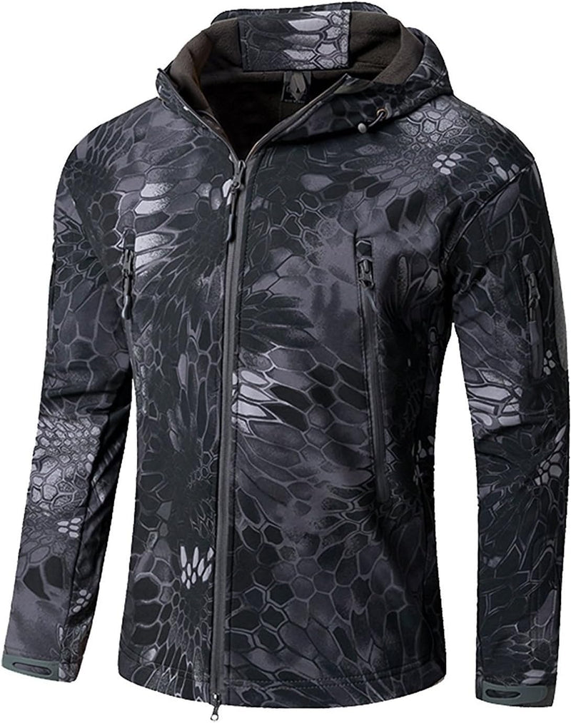 Laad afbeelding in Galerijviewer, De &quot;Camouflage tactische heren softshell jas&quot; is een donker jack met lange mouwen, capuchon en grijs-zwart abstract camouflagepatroon, voorzien van een ritssluiting aan de voorkant en meerdere zakken voor stijl en functionaliteit tijdens buitenavonturen.
