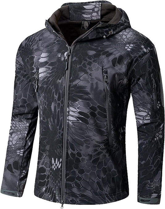 De "Camouflage tactische heren softshell jas" is een donker jack met lange mouwen, capuchon en grijs-zwart abstract camouflagepatroon, voorzien van een ritssluiting aan de voorkant en meerdere zakken voor stijl en functionaliteit tijdens buitenavonturen.