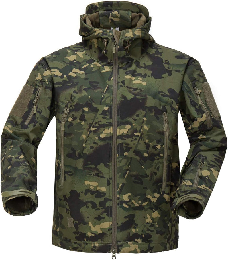 Laad afbeelding in Galerijviewer, De Camouflage tactische heren softshell jas, de perfecte metgezel voor je outdoor avonturen, beschikt over meerdere zakken met ritssluiting en een hoge kraag om ervoor te zorgen dat je droog en comfortabel blijft.
