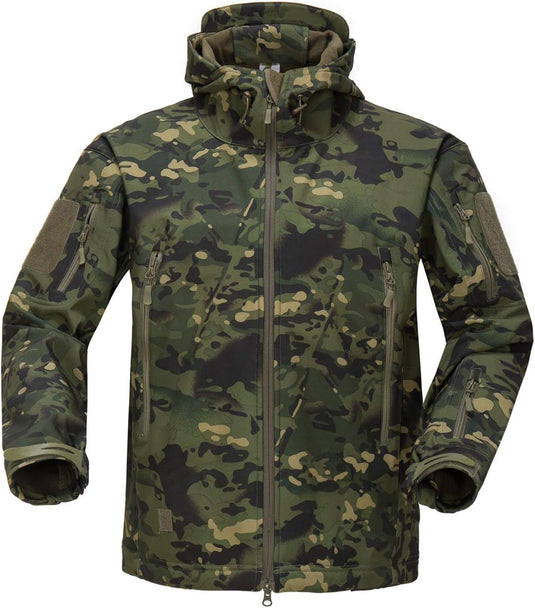 De Camouflage tactische heren softshell jas, de perfecte metgezel voor je outdoor avonturen, beschikt over meerdere zakken met ritssluiting en een hoge kraag om ervoor te zorgen dat je droog en comfortabel blijft.