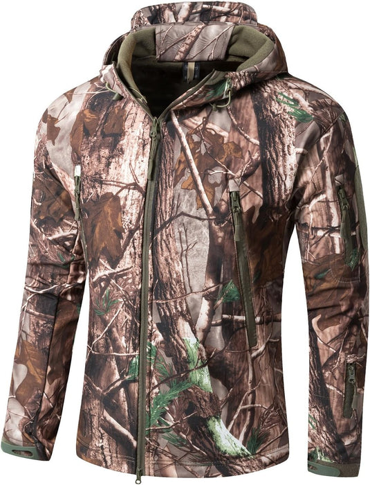 De Camouflage tactische heren softshell jas, ideaal voor buitenavonturen, heeft een capuchon, bosmotief, rits aan de voorkant en wordt afgebeeld op een witte achtergrond.