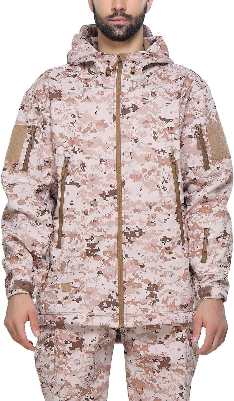 Laad afbeelding in Galerijviewer, Een persoon in een digitale woestijncamouflage-tactische outfit staat naar voren gericht en draagt de ademende &#39;Camouflage tactische heren softshell jas: de perfecte metgezel voor je outdoor avonturen&#39;, met meerdere ritsen en een capuchon voor optimale functionaliteit.
