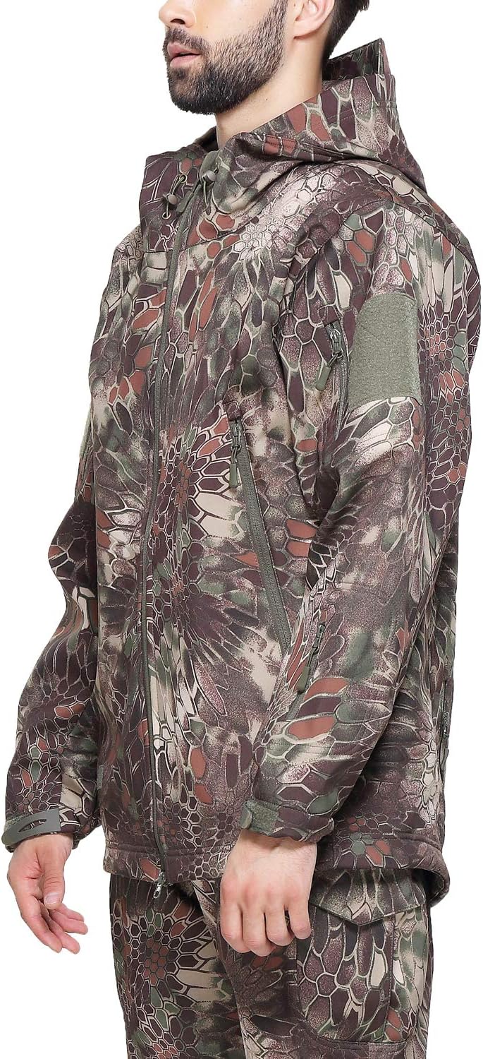 Laad afbeelding in Galerijviewer, In profiel staat een persoon, gekleed in een tactische camouflage heren softshell jas: de perfecte metgezel voor je outdoor avonturen, gecombineerd met een bijpassende broek.
