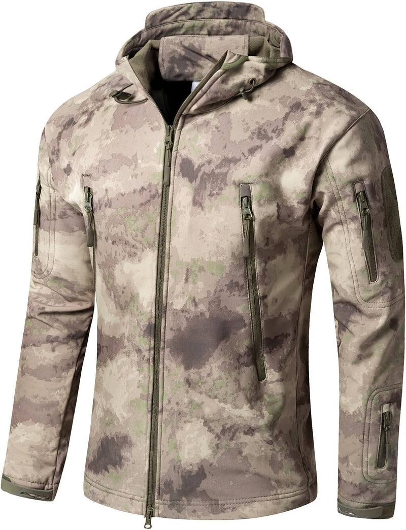 Laad afbeelding in Galerijviewer, De camouflage tactische heren softshell jas is de perfecte metgezel voor outdoor avonturen, met capuchon, voorrits en meerdere ritszakken die ultiem comfort bieden.
