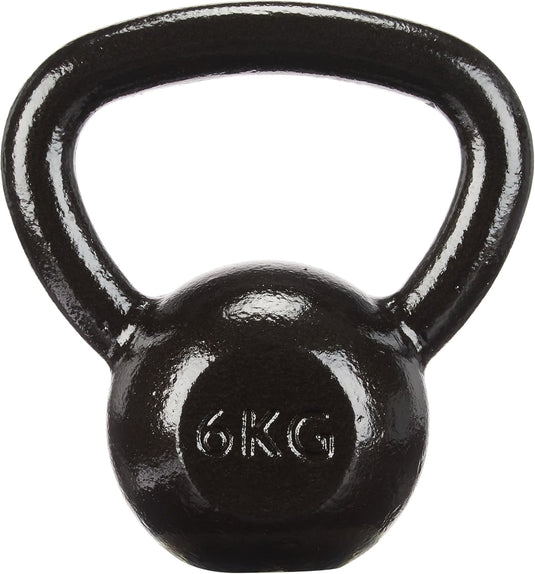 De strakke, zwarte 6 kg zware kettlebell schittert tegen de witte achtergrond, ideaal voor krachttraining thuis. 💪 Bouw kracht en uithoudingsvermogen met deze robuuste kettlebell!.