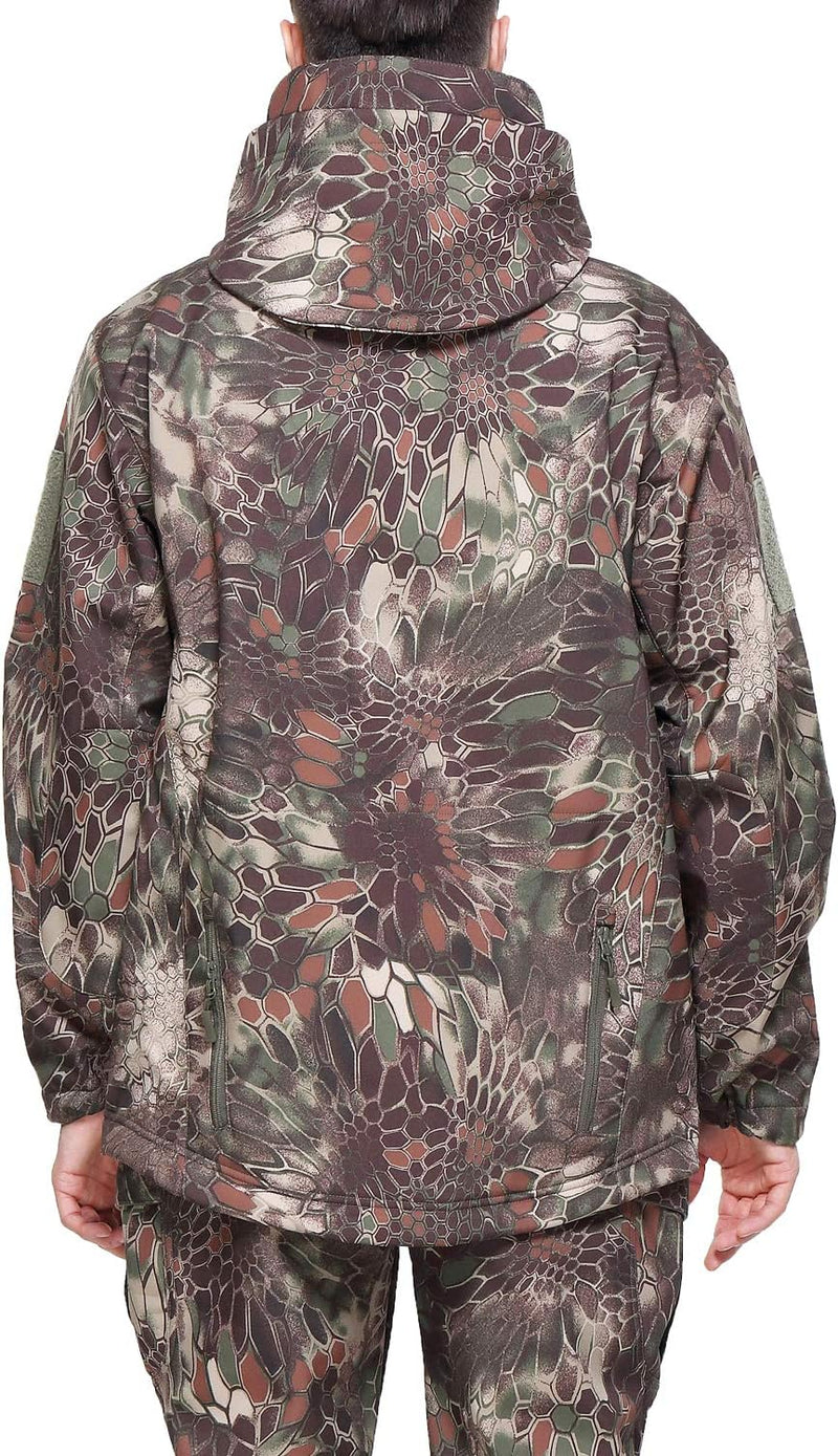 Laad afbeelding in Galerijviewer, Een persoon in een Camouflage tactische heren softshell jas en bijpassende broek staat met zijn rug naar de camera en gaat naadloos op in de omgeving.
