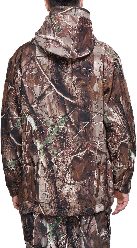 Een persoon is van achteren te zien, gekleed in een Camouflage tactische heren softshell jas met een bosmotief, dat naadloos opgaat in de achtergrond van de natuur.