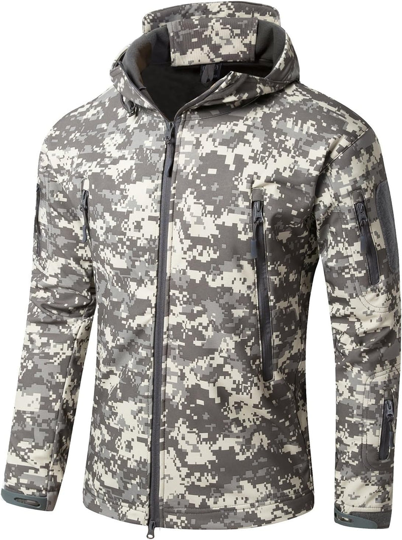 Laad afbeelding in Galerijviewer, De &quot;Camouflage tactische heren softshell jas: de perfecte metgezel voor je outdoor avonturen,&quot; is waterdicht, heeft digitale camouflage, een capuchon en meerdere verbranden en wordt geïllustreerd op een witte achtergrond.
