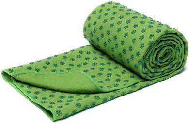 Een opgerolde groene yogahanddoek met kleine blauwe antislip bloemmotieven, perfect voor extra groot formaat, staat bekend als 