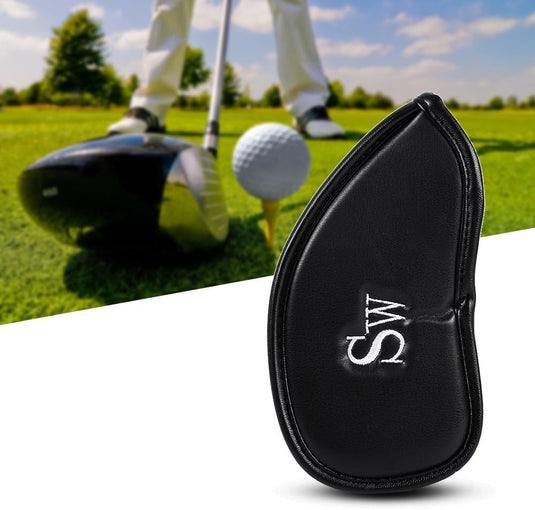 Op de voorgrond is een strakke PU-leer wedge club cover te zien met het opschrift "SW", terwijl een golfer zich op de achtergrond voorbereidt om te swingen op een tee. Deze luxe golf headcover voegt zowel bescherming als elegantie toe aan uw spel. 🏌️‍♂️ Bescherm je golfclubs in stijl!.