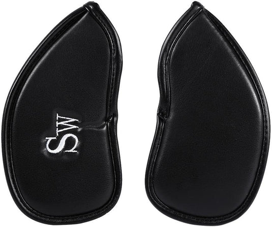 De set "🏌️‍♂️ Bescherm je golfclubs in stijl met deze luxe golf headcovers!" bestaat uit twee zwarte PU-leren pads met een gebogen vorm, gestikte randen en de letters "SW" geborduurd in het wit op één pad, wat stijlvolle bescherming biedt voor uw waardevolle clubs.