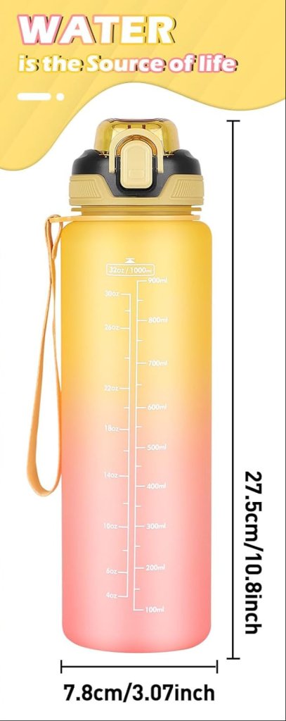 Blijf gehydrateerd met deze aantrekkelijke sportdrinkfles! 💦🏋️‍♂️ Dit prachtig ontworpen flesje heeft tijdmarkeringen, een gele naar roze gradiënt, een zwarte deksel met flipcap en een handige draagriem. Op het etiket staat: "WATER is de bron van het leven." Afmetingen: 27,5 cm bij 7,8 cm. Perfect om te hydrateren!.