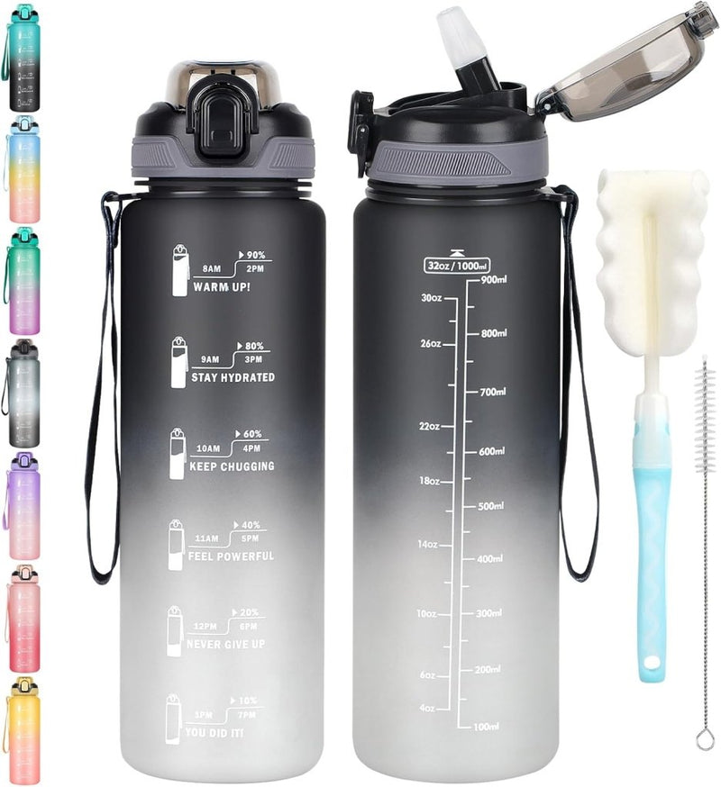 Laad afbeelding in Galerijviewer, Twee 32oz grijze sportdrinkflessen met motiverende tijdmarkeringen, veilige deksels, drinkrietjes en draagriemen. Inclusief schoonmaakspons en rietjesborstel. Blijf de hele dag gehydrateerd! Blijf gehydrateerd met deze leidende sportdrinkfles! 💦🏋️‍♂️.
