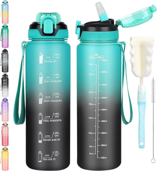 Blijf gehydrateerd met deze aantrekkelijke sportdrinkfles! 💦🏋️‍♂️ Set van twee gradiënt teal flessen met tijdmarkeringen en inspirerende zinnen, inclusief een rietjes- en flessenborstel. Verschillende kleuropties zijn links te zien om jou gehydrateerd te houden.