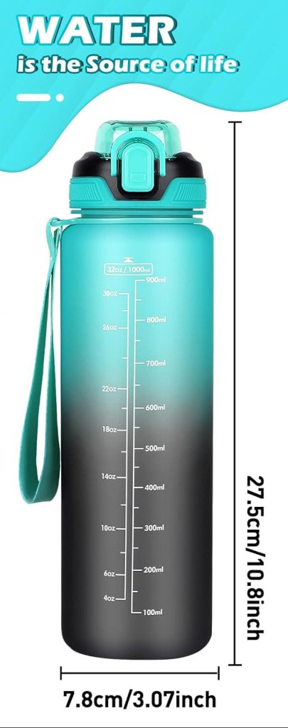 Een turkoois-zwart kleurverloop sportdrankfles met "Water is the Source of Life" tekst, draagriem, tijdmarkeringen van 100ml tot 1000ml. Productnaam: Blijf gehydrateerd met deze stimulerende sportdrinkfles! 💦🏋️‍♂️.