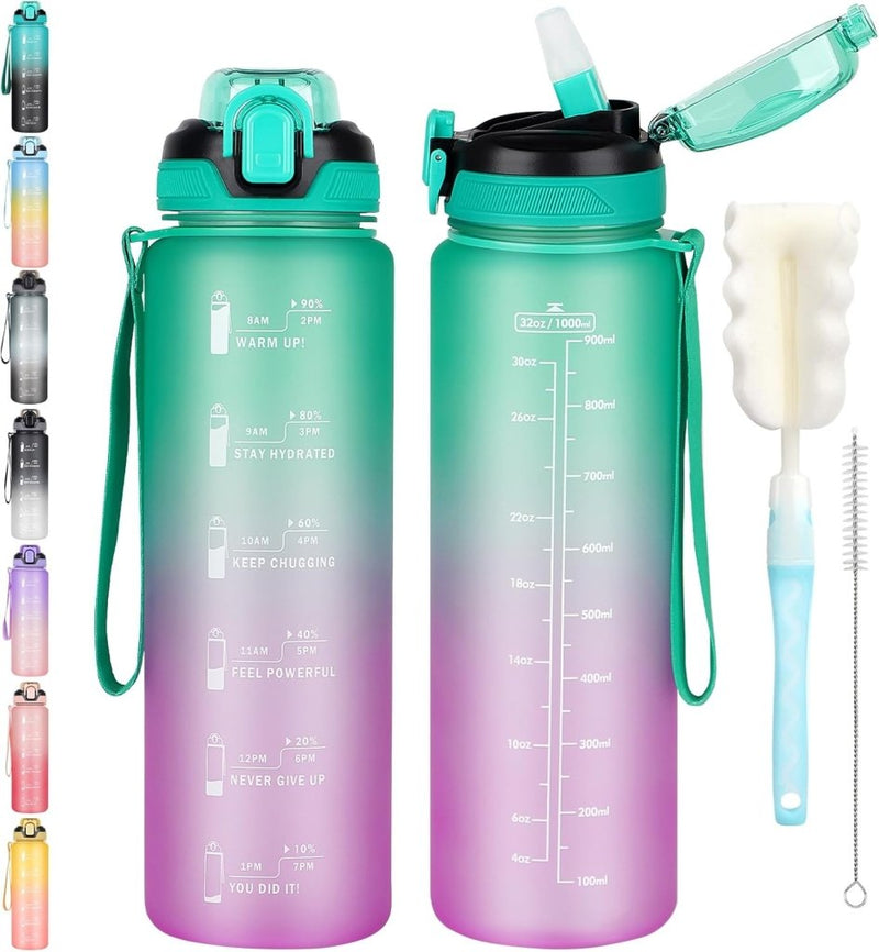 Laad afbeelding in Galerijviewer, De &quot;Blijf gehydrateerd met dezeleidende sportdrinkfles! 💦🏋️‍♂️&quot; heeft twee gradiënt groen naar roze flessen met tijdsmarkeringen en flip-top doppen, plus een schoonmaakborstel, ideaal voor hydratatie. Verschillende kleinere gekleurde flessen worden ook aan de zijkant getoond.
