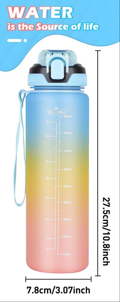 De Blijf gehydrateerd sportdrinkfles heeft een gradient design, maatmarkeringen, een flip-top deksel en een draagriem. Met afmetingen van 27,5 cm hoog en 7,8 cm breed, staat er "Water is the Source of Life" op, wat het perfect maakt om de hele dag gehydrateerd te blijven. 💦🏋️‍♂️.