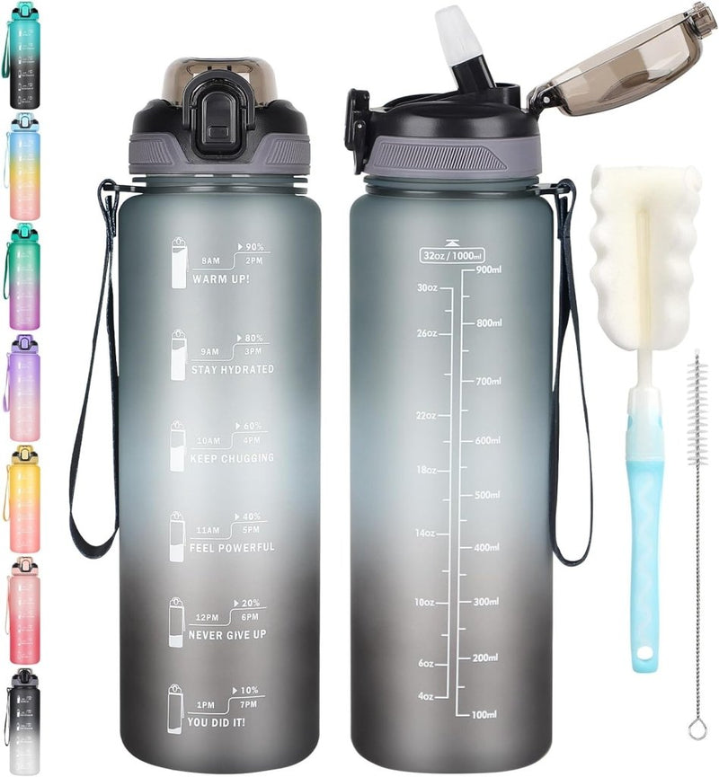 Laad afbeelding in Galerijviewer, Twee Blijf gehydrateerd sportdrinkflessen hebben gradiëntkleuren, motiverende tijdmarkeringen, openklapbare deksels en draagriemen. Inclusief een schoonmaakborstel en een rietjesborstel. Extra kleuren beschikbaar voor stijlvolle hydratatieliefhebbers.
