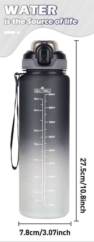 Laad afbeelding in Galerijviewer, De van zwart naar wit verlopende afbeelding &quot;Blijf gehydrateerd met dezeleidende sportdrinkfles!&quot; heeft een klapdeksel, tijdsmarkeringen en is 27,5 cm hoog bij 7,8 cm breed met de tekst &quot;WATER is the Source of life&quot;.
