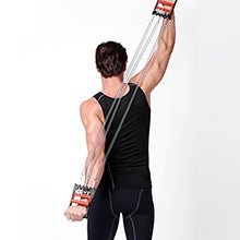 Een persoon in zwarte sportkleding gebruikt de Verstelbare borstexpander - Jouw complete fitnessoplossing voor armoefeningen tegen een witte achtergrond, waardoor een innovatief hulpmiddel voor krachttraining wordt benadrukt.