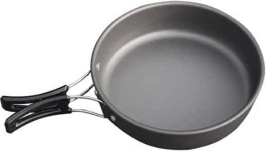 Perfect koken in de natuur met onze campingkookgereiset bestaande uit een koekenpan met antiaanbaklaag, een geanodiseerde aluminium behuizing en zwarte handgrepen, van bovenaf gezien.