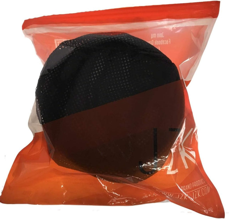 Laad afbeelding in Galerijviewer, Een zwarte gaasdop wordt opgeborgen in een transparante, hersluitbare oranje plastic zak met tekst en logo&#39;s, die perfect past bij de &quot;Perfect koken in de natuur met onze camping kookgereiset&quot;.
