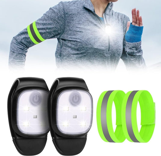 Een persoon draagt een grijs sportjack met een oplichtende armband en een borstlampje, gemarkeerd met "Veilig en verlicht: Clip-on running lights voor nachtelijke activiteiten." Er zijn twee zwarte clip-on lampen en twee reflecterende groene LED-lampen armbanden te zien voor maximale zichtbaarheid.