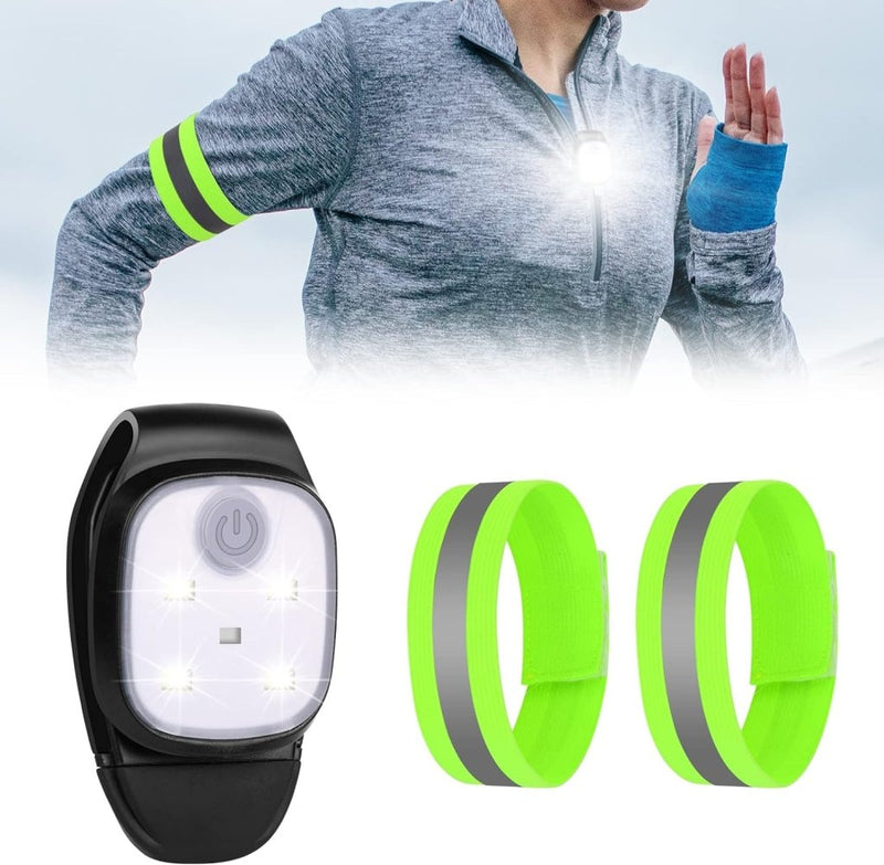 Laad afbeelding in Galerijviewer, Een persoon in een grijs jasje draagt een borstverlichting en groene reflecterende armbanden met de tekst ‘Veilig en verlicht: Clip-on running lights voor nachtelijke activiteiten.’ Close-up toont het strakke design van de groene armbanden met zwarte USB-oplaadbare LED-lampen voor betere zichtbaarheid.
