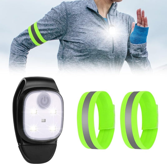Een persoon in een grijs jasje draagt een borstverlichting en groene reflecterende armbanden met de tekst ‘Veilig en verlicht: Clip-on running lights voor nachtelijke activiteiten.’ Close-up toont het strakke design van de groene armbanden met zwarte USB-oplaadbare LED-lampen voor betere zichtbaarheid.