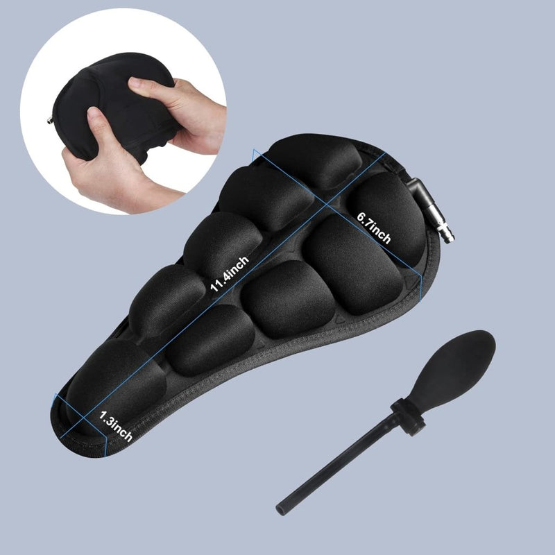 Laad afbeelding in Galerijviewer, Zwarte opblaasbare fietszadelhoes, voorzien van SoftAirSeat-technologie voor superieur comfort, afmeting 11,4 x 6,7 x 1,3 inch. In de inzet zijn handen te zien die in de leeggelopen hoes knijpen om het ergonomische ontwerp en het opblaasbaar luchtkussensysteem voor optimale ondersteuning te benadrukken - 🚴 Comfortabele fietsen zonder zadelpijn!.
