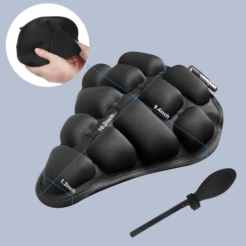 Laad afbeelding in Galerijviewer, Zwart kussen met opblaasbare compartimenten en SoftAirSeat-technologie, 10,3 x 9,4 inch. Wordt geleverd met een handpomp. Inzet laat zien dat het kussen wordt samengedrukt. Productnaam: 🚴 Comfortabele fietsen zonder zadelpijn – de ultieme ergonomische fietszadelhoes!.
