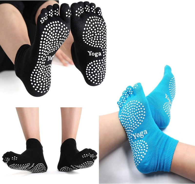 Laad afbeelding in Galerijviewer, Drie paar Antislip dames yoga sokken: twee zwarte, één blauwe. Ze hebben witte grippatronen op de zolen en &quot;Yoga&quot; op de bovenkant gedrukt voor maximale grip en stabiliteit tijdens de oefening.
