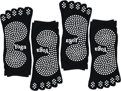 Vier paar Antislip dames yogasokken in de kleur zwart, voorzien van witte antislipstippen en de opdruk 