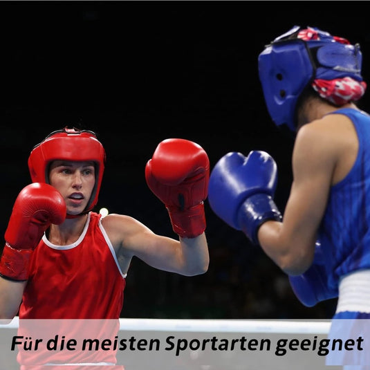 In een boksring dragen twee vechters beschermende hoofddeksels en handschoenen, contrasterend in rode en blauwe outfits. Ze dragen kleurrijke gebitsbeschermers, getiteld "Bescherm je gebit met onze gebitsbeschermers voor vechtsporten!" De Duitse tekst benadrukt de internationale opwinding.