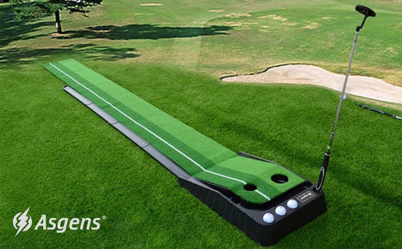 Laad afbeelding in Galerijviewer, Een tweekleurige grasgolfmat met oefengaten, met in de buurt een putter en vier golfballen, biedt een ervaring die vergelijkbaar is met het gebruik van onze professionele golf putting trainer genaamd &quot;Verbeter je golfspel&quot;.
