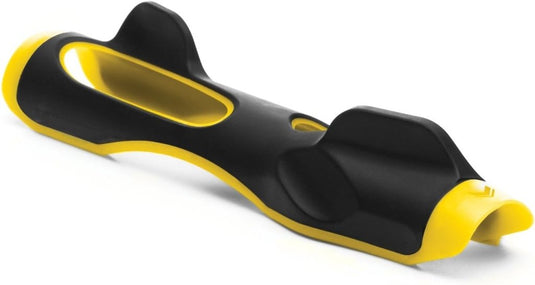 Product: Perfecte grip met de golfvliegtrainer; Omschrijving: Ergonomische zwart/gele plastic flesopener, ideaal voor golfers, op een witte achtergrond.