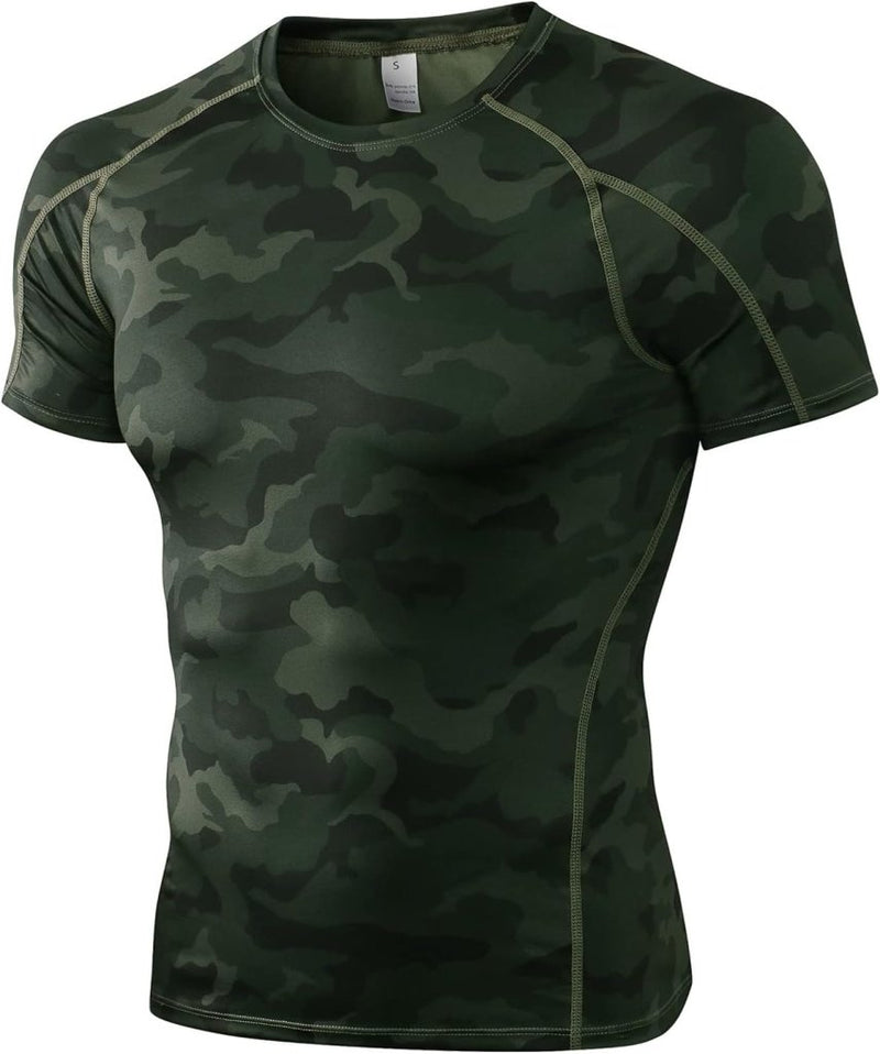Laad afbeelding in Galerijviewer, Een sportshirt met korte mouwen voor heren, voorzien van een groen camouflagepatroon, is vervaardigd als een sneldrogend compressieshirt en wordt weergegeven tegen een witte achtergrond. Dit product is getiteld &quot;Verbeter je prestaties met dit geweven compressieshirt voor heren.
