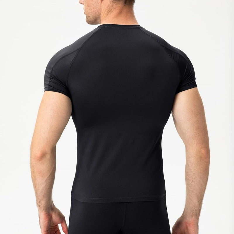 Laad afbeelding in Galerijviewer, Persoon die in het zwart &quot;Verbeter je prestaties met dit vaste compressieshirt voor heren&quot; draagt, wegkijkend tegen een neutrale achtergrond.
